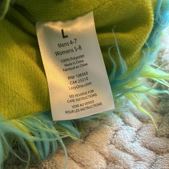 Men’s size 4 to 7 and Women’s size 5 to 8 monster claw green fuzzy slippers. - Picture 2 of 9